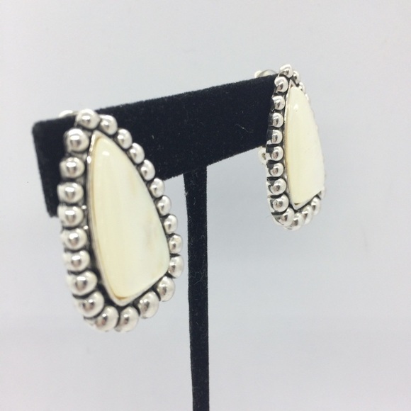 3/$30 MOTHER OF PEARL MOP STATEMENT SILVER TONE PENDANT CLIP ON EARRING SET - Picture 16 of 17